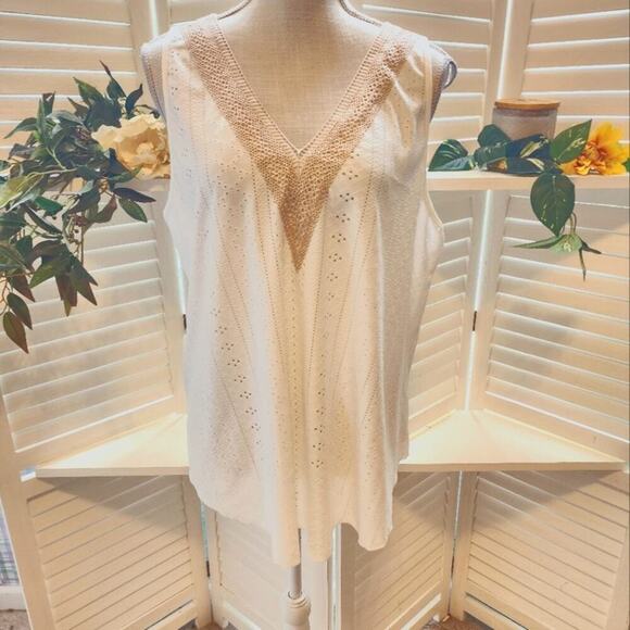 BOUTIQUE WHITE NWOT EYELET LACE V GOLD V NECK BLOUSE(29) MULTIPLE SIZES - Picture 2 of 7
